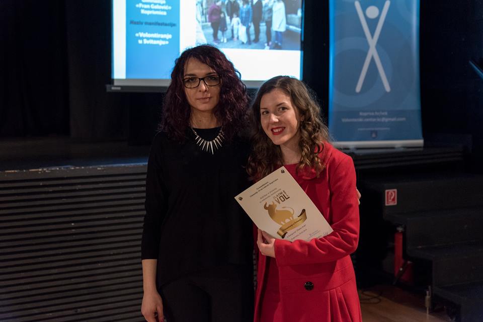 Marija Ferčec (desno) primila nagradu uime gimnazijskih volontera